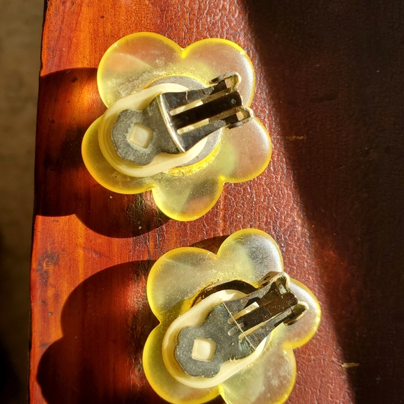 VTG Acrylic yellow flower clip earrings - Picture 5 of 6